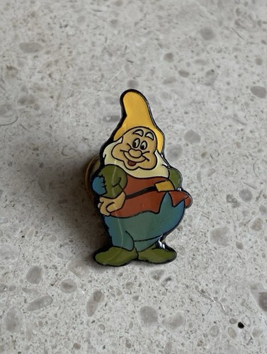 Pin blanche neige les - pin’s,